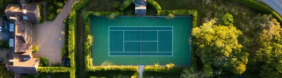 Absolutennis  — Site vitrine bilingue pour un constructeur de courts de tennis et padel en PACA