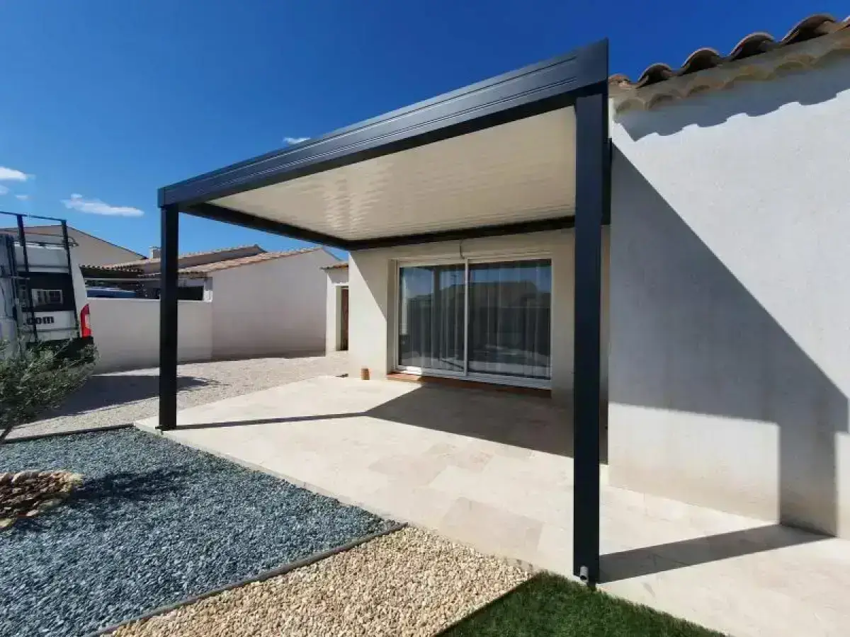 Confort Plus 83 — Site vitrine menuiserie & aménagement extérieur
